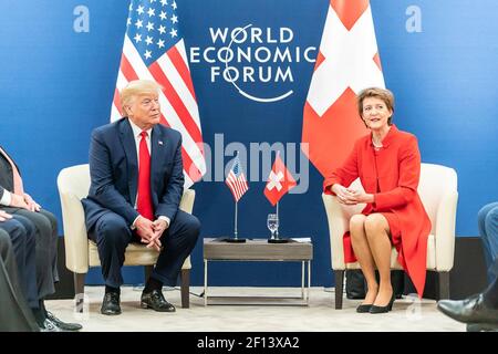 Il presidente Donald Trump incontra il presidente della Confederazione Simonetta Sommaruga durante la 50a riunione annuale del Forum economico mondiale martedì 21 2020 gennaio al Davos Congress Center di Davos in Svizzera. Foto Stock