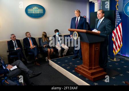 Il Presidente Donald Trump ascolta il Segretario della Salute e dei servizi umani Alex Azar, durante una conferenza stampa di domenica 23 2020 agosto nella Sala Stampa Briefing di James S. Brady della Casa Bianca. Foto Stock