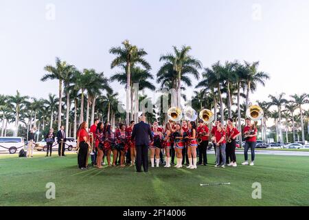 Il presidente Donald Trump ringrazia i membri della Florida Atlantic University marching band per la loro performance domenica sera 2 febbraio 2020 fuori dal Trump International Golf Club nella West Palm Beach Fla. Prima che il presidente Trump partecipi a una festa Super Bowl. Foto Stock