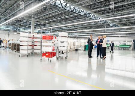 Al presidente Donald Trump si unisce Bernard Arnault CEO di LVMH Moet Hennessy Carlos Sousa, direttore generale di Louis Vuitton Manufacturing USA e consulente del presidente Ivanka Trump, partecipando a un tour giovedì 17 2019 ottobre al Louis Vuitton Workshop di Rochambeau ad Alvarado Texas. Foto Stock