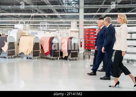 Al presidente Donald Trump si unisce Bernard Arnault CEO di LVMH Moet Hennessy Carlos Sousa, direttore generale di Louis Vuitton Manufacturing USA e consulente del presidente Ivanka Trump, partecipando a un tour giovedì 17 2019 ottobre al Louis Vuitton Workshop di Rochambeau ad Alvarado Texas. Foto Stock