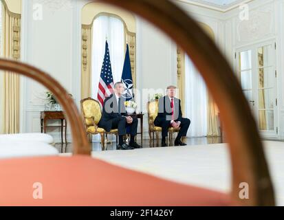 Il presidente Donald Trump incontra il segretario generale della NATO Jens Stoltenberg durante un incontro unico martedì 3 dicembre 2019 presso la Winfield House di Londra. Foto Stock