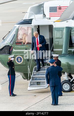 Il presidente Donald Trump sbarca Marine One alla base congiunta Andrews Rd. Lunedì 16 2019 settembre prima di salire a bordo dell'Air Force One dove si recherà ad Albuquerque N.M. Foto Stock