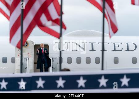 Il presidente Donald Trump applaude alla folla mentre sbarca l'aeronautica un sabato 17 2020 ottobre, arrivando all'aeroporto della contea di Muskegon a Muskegon Mich. Foto Stock