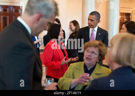 Il presidente Barack Obama parla con i senatori Mazie Hirono e Maria Cantwell nel Grand Foyer della Casa Bianca 23 aprile 2013. Il capo dello staff Denis McDonough parla in primo piano con i senatori Barbara Mikulski e Patty Murray Foto Stock