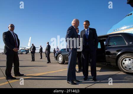 Il presidente Barack Obama parla con il vice presidente Joe Biden prima di salire a bordo dell'Air Force One all'aeroporto internazionale di Pittsburgh prima della partenza da Pittsburgh, Pa., 16 aprile 2014 Foto Stock