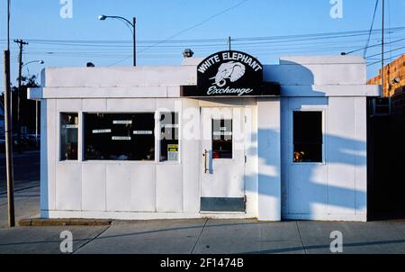 White Elephant Exchange (Valentine Diner) - Court Street - Beatrice - Nebraska ca. 1982 Foto Stock