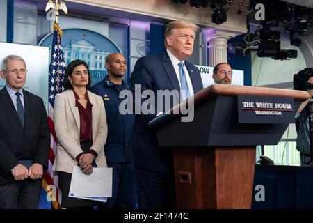 Il presidente Donald Trump si è Unito ai membri della White House Coronavirus Task Force ascolta una domanda di reporterâ€™durante un briefing sull'aggiornamento del coronavirus lunedì 16 2020 marzo nella James S. Brady Press Briefing Room della Casa Bianca. Foto Stock