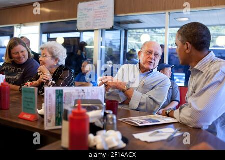 Il presidente Barack Obama parla con un mecenate al Reid's House Restaurant a Reidsville, N.C., durante una sosta per il pranzo sul tour in autobus dell'American Jobs Act, 18 ottobre 2011 Foto Stock