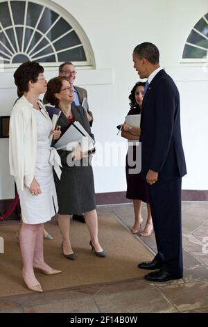 Il presidente Barack Obama ha parlato con Valerie Jarrett, consulente senior di sinistra, Cecilia Mu–oz, direttore degli affari intergovernativi, Mark Zuckerman, vice direttore del Consiglio di politica interna, e Felicia Escobar, Senior Policy Advisor, con il Consiglio di politica interna, sulla colonnata della Casa Bianca, il 3 maggio 2011. Foto Stock