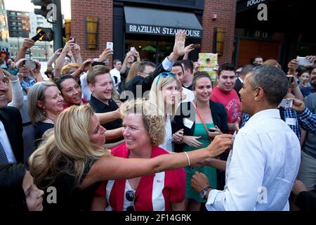 Il presidente Barack Obama saluta le persone raccolte per incontrarlo mentre cammina in centro a Denver, Colom., 8 luglio 2014 Foto Stock