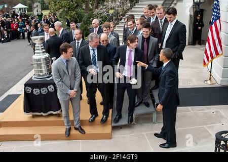 Il presidente Barack Obama parla con i membri del campione della Stanley Cup Chicago Blackhawks dopo una cerimonia per onorare la stagione di campionato del team 2009-10 sul South Lawn of the White House, il 11 marzo 2011 Foto Stock