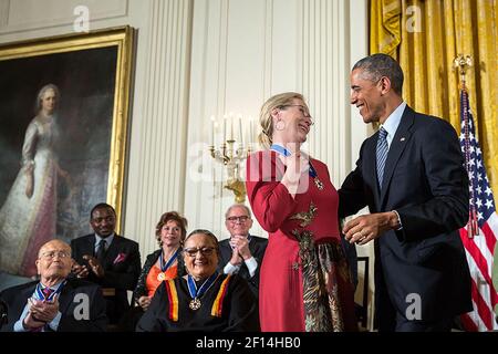 Il presidente Barack Obama presenta la medaglia presidenziale della libertà a Meryl Streep durante una cerimonia nella stanza orientale della Casa Bianca, 24 novembre 2014 Foto Stock