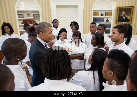 Il presidente Barack Obama parla con gli studenti della William R. Harper High School di Chicago Ill. Nell'Ufficio ovale del 5 giugno 2013. Foto Stock