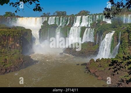 Spettacolare Mbigua e San Martin Falls Panorama in the Tropics Nel Parco Nazionale di Iguazu in Argentina Foto Stock