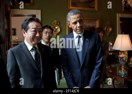 Il presidente Barack Obama e il primo ministro giapponese Yoshihiko Noda aspettano nella Sala Verde della Casa Bianca prima dell'inizio della loro conferenza stampa nella Sala Est, 30 aprile 2012 Foto Stock