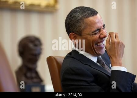 Il presidente Barack Obama ride durante una riunione nell'Ufficio ovale gennaio 24 2011 Foto Stock