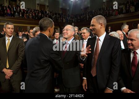 Il segretario all'interno Ken Salazar saluta il presidente Barack Obama mentre lascia la Camera a conclusione del suo discorso sullo Stato dell'Unione, 27 gennaio 2010. Guardando sopra sono, da sinistra, il Segretario di Educazione Arne Duncan, il Procuratore Generale Eric H. Holder, Jr., e il Segretario di Difesa Robert M. Gates Foto Stock