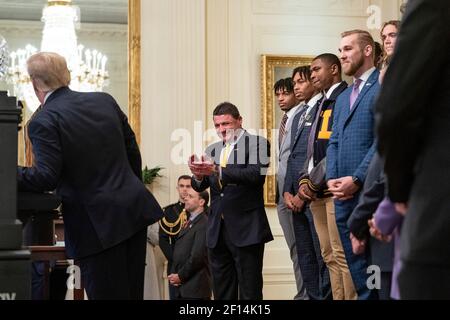 Il capo allenatore di calcio della LSU ed Orgeron applaude il presidente Donald Trump durante le sue osservazioni in onore della Louisiana state University LSU Tigers per il campionato nazionale di calcio del college 2019 venerdì 17 2020 gennaio nella stanza orientale della Casa Bianca. Foto Stock