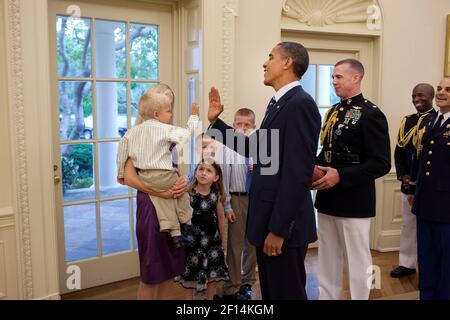 Il presidente Barack Obama saluta il Military Aide Lt. Col. Dave Kalinske e la sua famiglia nell'Ufficio ovale durante la cerimonia di partenza di Kalinske il 13 2010 agosto. Foto Stock