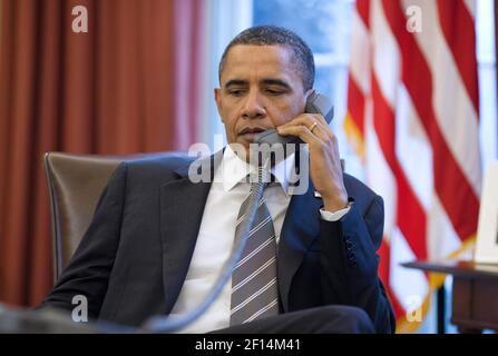 Resident Barack Obama è aggiornato sulla grave tempesta invernale che si sta spostando attualmente in tutto il paese durante una telefonata con il Segretario per la sicurezza interna Janet Napolitano e l'Amministratore della FEMA Craig Fugate nell'Ufficio ovale 2 febbraio 2011. Foto Stock