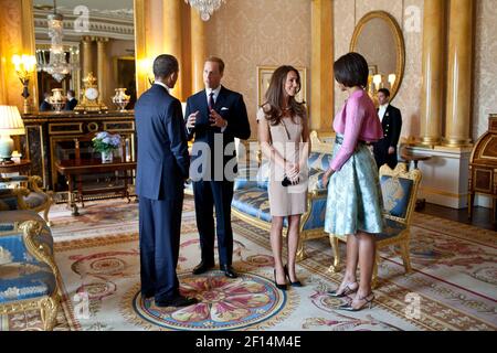 Il presidente Barack Obama e la First Lady Michelle Obama parlano con il duca e la duchessa di Cambridge nella sala 1844 di Buckingham Palace a Londra, Inghilterra, 24 maggio 2011 Foto Stock