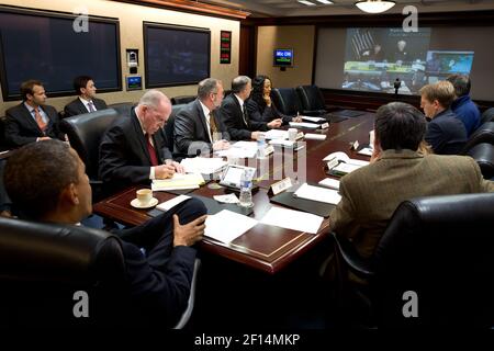 Il presidente Barack Obama riceve un aggiornamento sulla risposta in corso all'uragano Sandy, nella Sala della situazione della Casa Bianca, ottobre 29 2012. Partecipando per teleconferenza, in senso orario dall'alto a sinistra, sono: Janet Napolitano; Craig Fugate; Rick Knabb, Ray LaHood; E Steven Chu. Nella foto, da sinistra, sono: Clark Stevens, John Brennan, Richard Reed, Chuck Donnell, Asha Trible, Jack Lew; Alyssa Mastromonaco, Jay Carney; E David Agnew Foto Stock