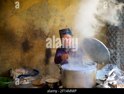 Donna vietnamita che cucina gnocchi in un recipiente per la cottura a vapore. Thanh Liêm, Hà Nam, Provincia di ha Nam, Vietnam del Nord Foto Stock