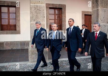 Il presidente Barack Obama, il primo ministro canadese Stephen Harper, a sinistra, il presidente messicano Felipe Calderon, secondo da sinistra, e il governatore Emilio Gonzalez, a destra, durante il vertice dei leader nordamericani a Guadalajara, Messico, il 10 agosto 2009 Foto Stock