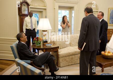 Il presidente Barack Obama condivide una risata con il consulente senior David Axelrod Press Secretary Robert Gibbs Personal Secretary Katie Johnson e Personal Aide Reggie Love in Oval Office 8 ottobre 2009. Foto Stock