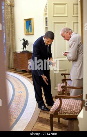 Il presidente Barack Obama indica le briciole di torta sul pavimento al vice presidente Joe Biden dopo una celebrazione di compleanno in Oval Office 4 agosto 2009. Foto Stock