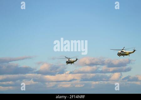 Marine One con il presidente Donald Trump a bordo è accompagnato da un elicottero accompagnatore mentre vola dalla base militare Andrews Rd. Venerdì 7 febbraio 2020 per il ritorno del presidente Trump alla Casa Bianca. Foto Stock