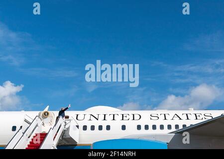 Il presidente Donald Trump salda all'Air Force One sabato 24 2020 ottobre presso l'aeroporto internazionale di Palm Beach, Palm Beach Fla. Foto Stock