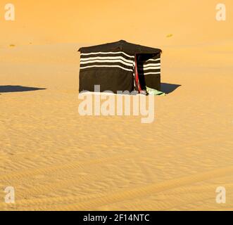 In oman il vecchio quartiere vuoto deserto e tenda nomade di berbero Foto Stock