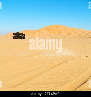 In oman il vecchio quartiere vuoto deserto e tenda nomade di berbero Foto Stock