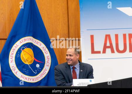 Jim Bridenstine, amministratore della NASA, si unisce al presidente Donald Trump in un briefing di lancio in preparazione del lancio del razzo SpaceX Falcon 9 con il veicolo Crew Dragon mercoledì 27 2020 maggio presso il Kennedy Space Center di Cape Canaveral Fla. Foto Stock