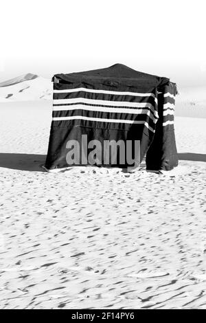 In oman il vecchio quartiere vuoto deserto e tenda nomade di berbero Foto Stock