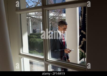 Il presidente Barack Obama controlla la sua BlackBerry mentre cammina lungo il Colonnade per l'Oval Office marzo 18 2010. Foto Stock