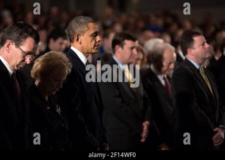 Il presidente Barack Obama partecipa a una veglia interreligiosa di Sandy Hook alla Newtown High School di Newtown Conn. Domenica 16 2012 dicembre. Foto Stock