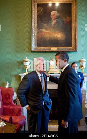 Il presidente Barack Obama parla da solo con il senatore Edward Kennedy nella Sala Verde della Casa Bianca il 5 marzo 2009 Foto Stock