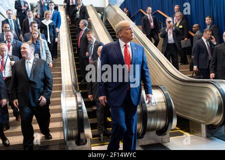 Il presidente Donald Trump smette di parlare con i giornalisti martedì 24 2019 settembre mentre lascia la sede centrale delle Nazioni Unite a New York. Foto Stock