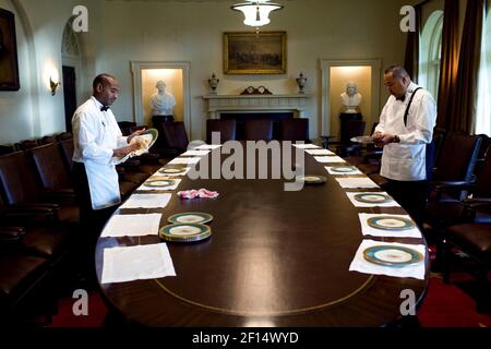 White House Butlers Ron Guy, a sinistra, e von Everett, impostare il tavolo nella stanza del Gabinetto della Casa Bianca, prima di un pranzo di lavoro, 13 ottobre 2009 Foto Stock