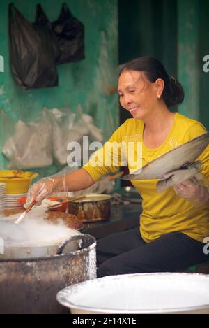 Donna vietnamita che cucina gnocchi in un recipiente per la cottura a vapore. Thanh Liêm, Hà Nam, Provincia di ha Nam, Vietnam del Nord Foto Stock