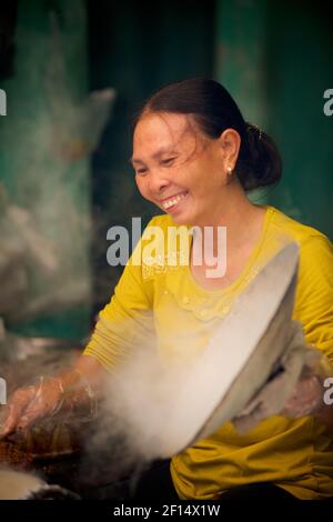 Donna vietnamita che cucina gnocchi in un recipiente per la cottura a vapore. Thanh Liêm, Hà Nam, Provincia di ha Nam, Vietnam del Nord Foto Stock