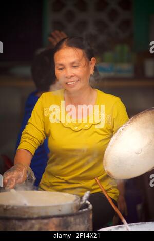 Donna vietnamita che cucina gnocchi in un recipiente per la cottura a vapore. Thanh Liêm, Hà Nam, Provincia di ha Nam, Vietnam del Nord Foto Stock