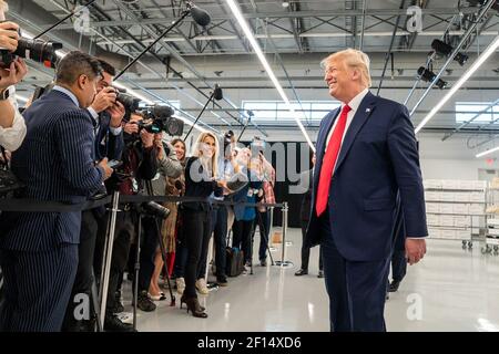 Il presidente Donald Trump si ferma a parlare con i giornalisti durante un tour giovedì 17 2019 ottobre al Louis Vuitton Workshop- Rochambeau ad Alvarado, Texas. Foto Stock