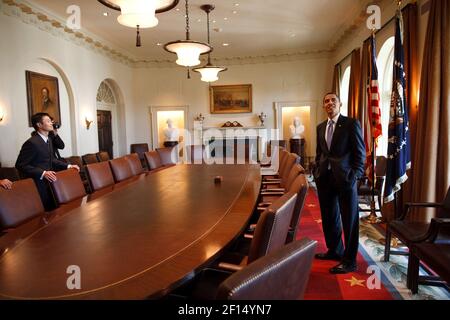 Il presidente Barack Obama effettua indagini sulla stanza del gabinetto con i membri della famiglia durante il suo primo giorno di ufficio in visita alla Casa Bianca.; 1/21/09; Foto Stock