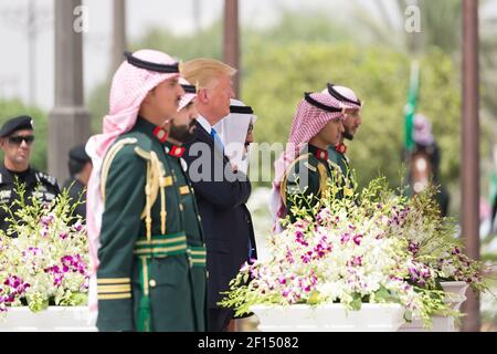 Il presidente Donald Trump è scortato dal re Salman bin Abdulaziz al Saud dell'Arabia Saudita durante le cerimonie di arrivo sabato 20 2017 maggio presso il Palazzo reale della Corte di Riyadh in Arabia Saudita. Foto Stock