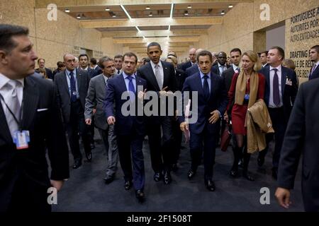 Il presidente Barack Obama cammina con il presidente russo Dimitry Medvedev, a sinistra, e il presidente francese Nicolas Sarkozy, a destra, al vertice della NATO a Lisbona, in Portogallo, il 20 novembre 2010 Foto Stock