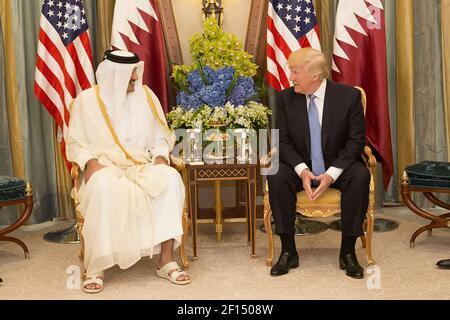 Il presidente Donald Trump incontra l'Emiro del Qatar durante il loro incontro bilaterale domenica 21 2017 maggio presso il Ritz-Carlton Hotel a Riyadh Arabia Saudita. Foto Stock